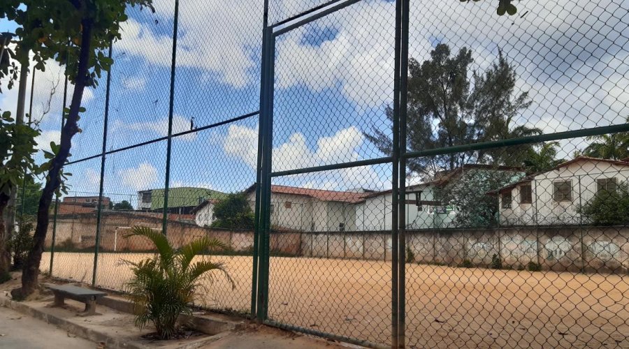 [Moradores de Vila Rui Barbosa reclamam de obra inacabada no Campo do Marisco]