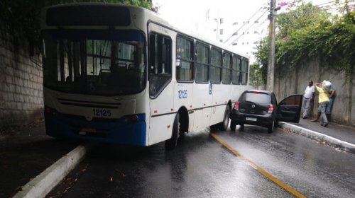 [Óleo na pista causa acidente entre ônibus e carro em ladeira no bairro da Santa Cruz]