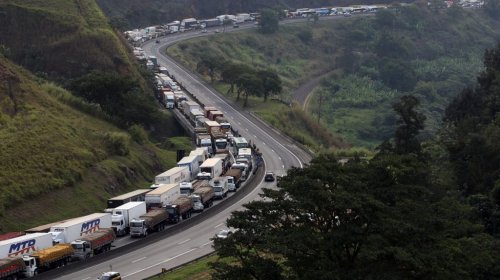 [Caminhoneiros devem tentar nova paralisação na segunda]