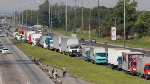 [Caminhoneiros ameaçam paralisação pelo País; movimento está dividido]