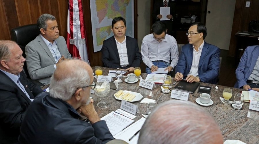 [Rui discute desenvolvimento empresarial na região da Ponte Salvador-Itaparica com chineses]