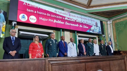 [Suíca entrega medalha Thomé de Souza ao major Valdino Sacramento na Câmara de Salvador]