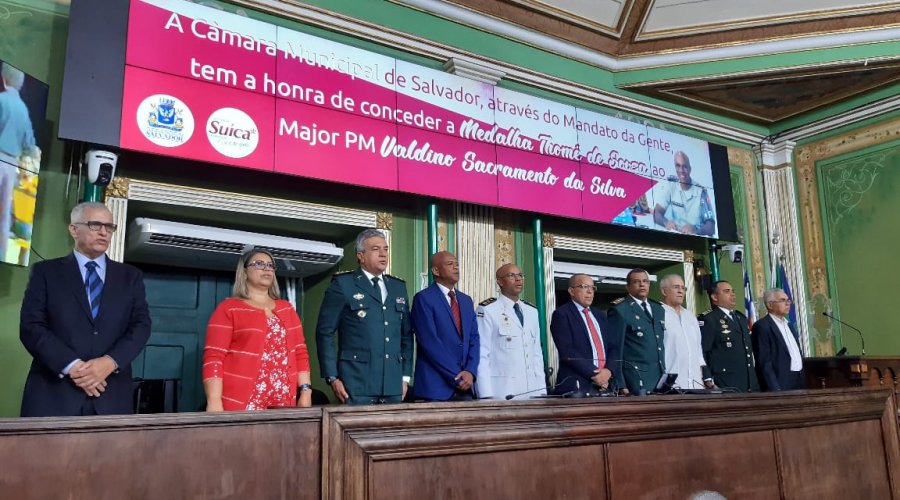 [Suíca entrega medalha Thomé de Souza ao major Valdino Sacramento na Câmara de Salvador]