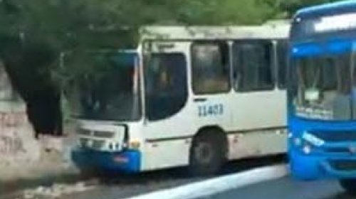[Muro cai após ser atingido por ônibus no bairro da Santa Cruz]
