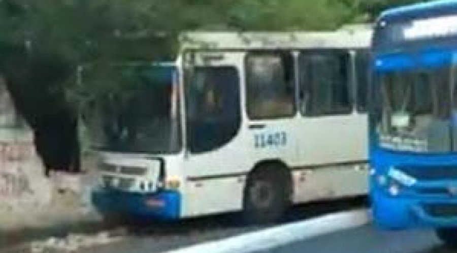 [Muro cai após ser atingido por ônibus no bairro da Santa Cruz]