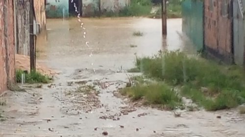 [Veja vídeo: chuva de 20 minutos causa estragos em ruas de Nova Constituinte ]