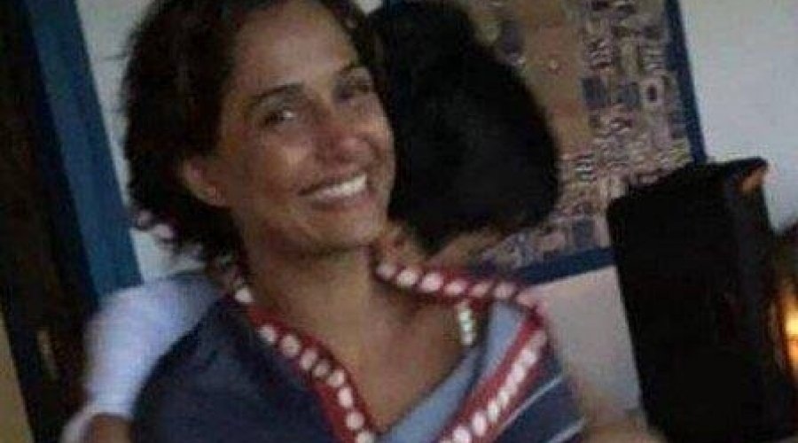 [Camila Pitanga curte férias com a namorada no sul da Bahia]