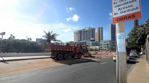 [Obras da Embasa interditam trecho da Av. Oceânica segunda e terça]