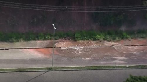 [Vazamento de água alaga trecho da Avenida Paralela]