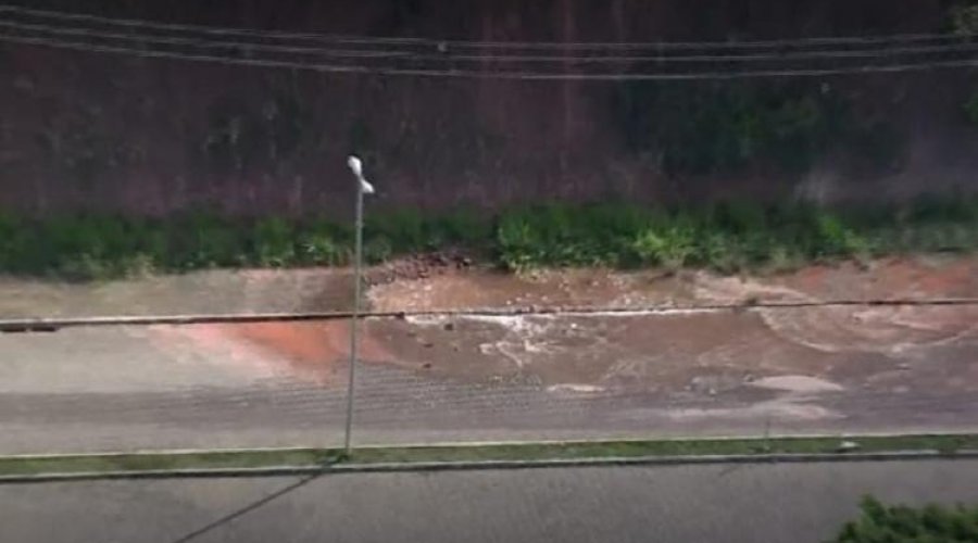 [Vazamento de água alaga trecho da Avenida Paralela]