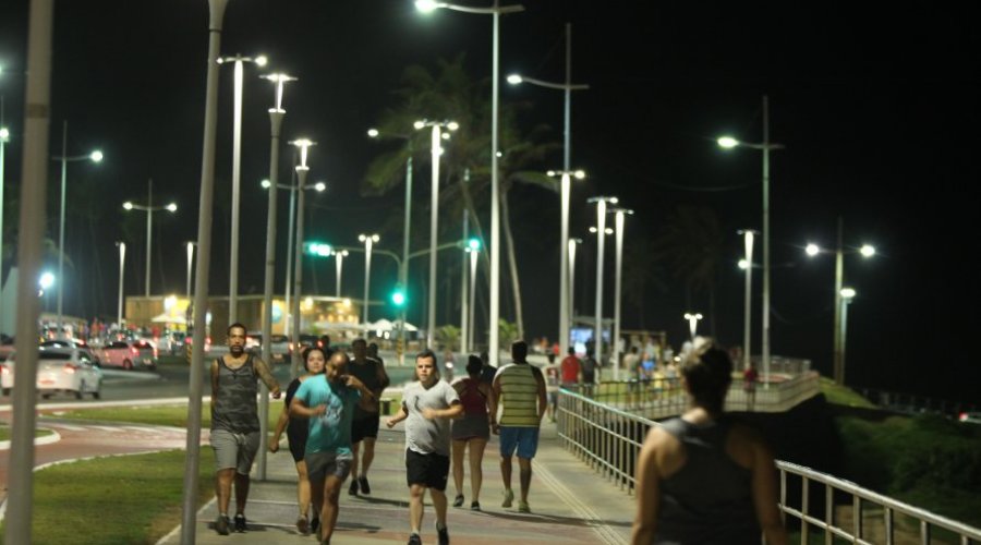 [Conder entrega nova iluminação na orla de Salvador]