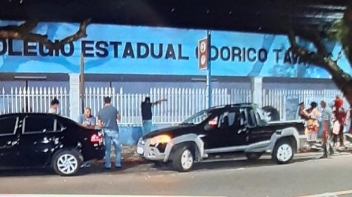 [Após mais de 10h em protesto, movimento estudantil Estudantes desocupam Colégio Odorico Tavare...]