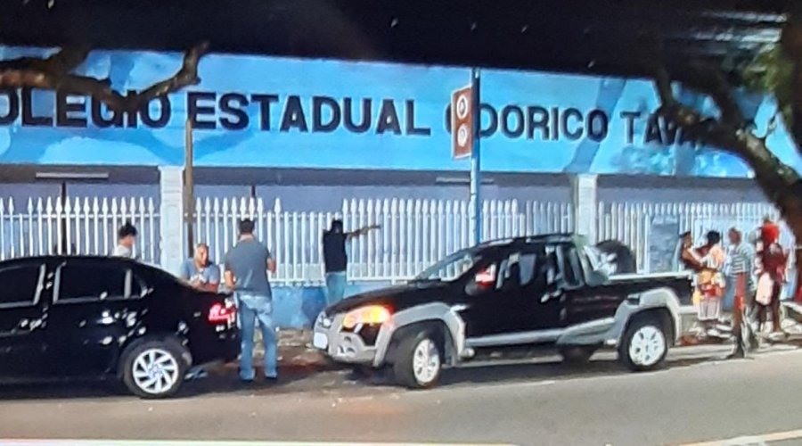 [Após mais de 10h em protesto, movimento estudantil Estudantes desocupam Colégio Odorico Tavares, em Salvador]