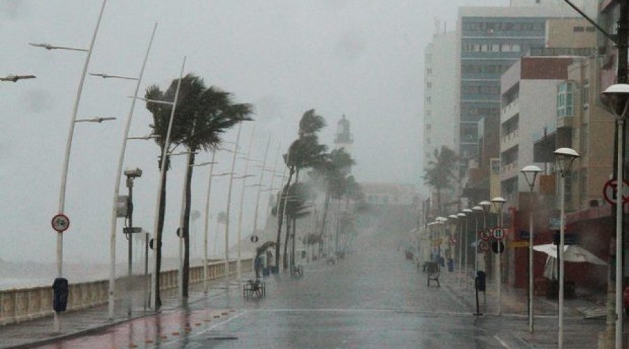 [Marinha alerta para ventos de até 87 km/h na Bahia durante ciclone]