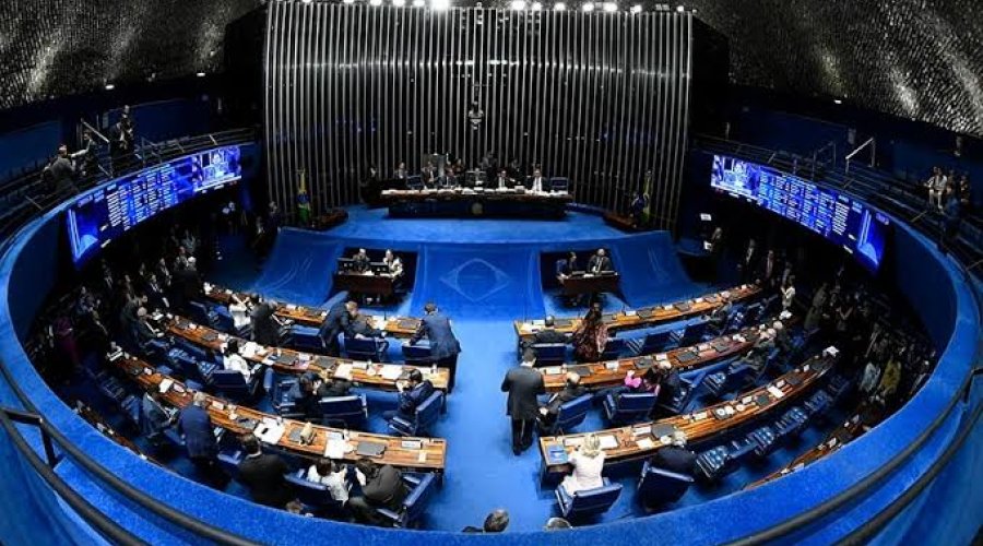 [Senado desembolsará R$ 300 mil com vestiário e R$ 111 mil com carpete azul]