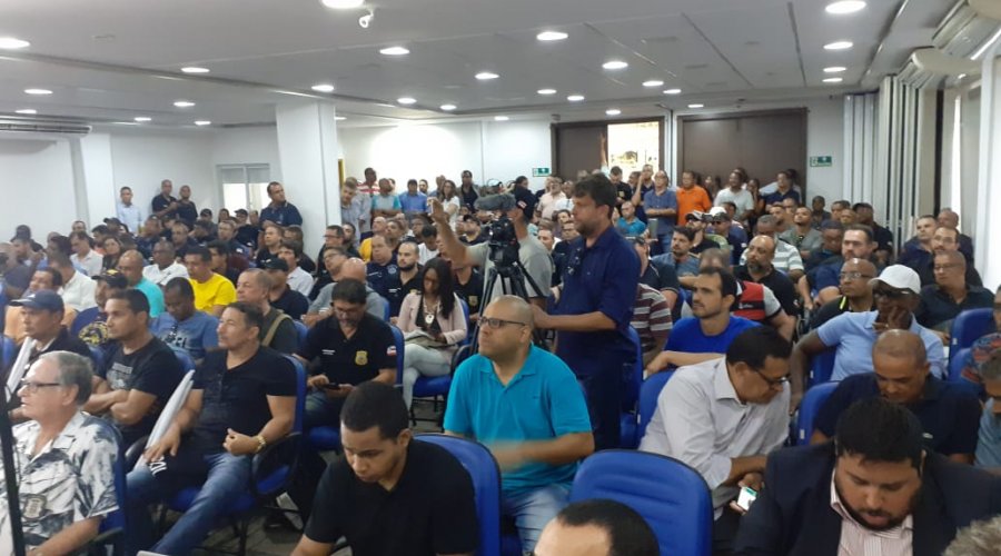 [Policiais civis e penais lotam auditório para definir sobre paralisação contra Pec da Previdência]