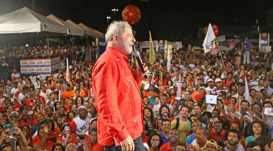 [‘Se não formos para a rua lutar e resistir, estaremos perdidos’, diz Lula]