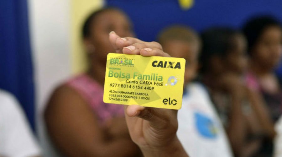 [Bolsonaro trava Bolsa Família em cidades pobres; fila chega a 1 milhão]