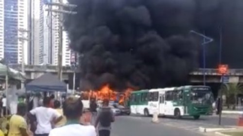[Ônibus pega fogo na Rótula do Abacaxi]