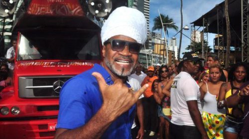 [Carlinhos Brown abre carnaval de Salvador nesta quinta-feira]
