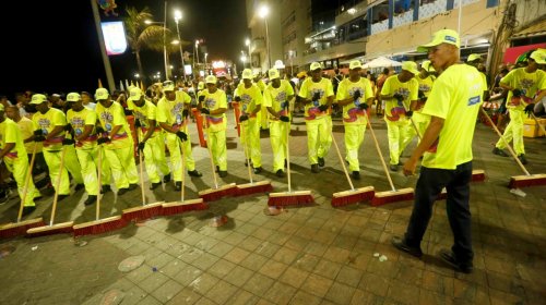 [Trabalho de limpeza urbana garante cidade limpa e organizada para dias de Carnaval]