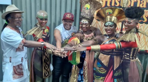 [Suíca defende cultura africana e tradicionalidade dos blocos afros na saída do Olodum]
