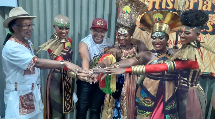 [Suíca defende cultura africana e tradicionalidade dos blocos afros na saída do Olodum]