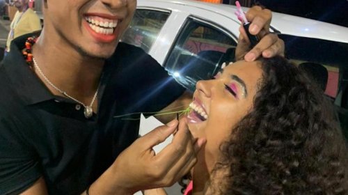 [Cabeleireiro, maquiador e design de sobrancelhas oferece serviços na rua e vira sucesso entre...]