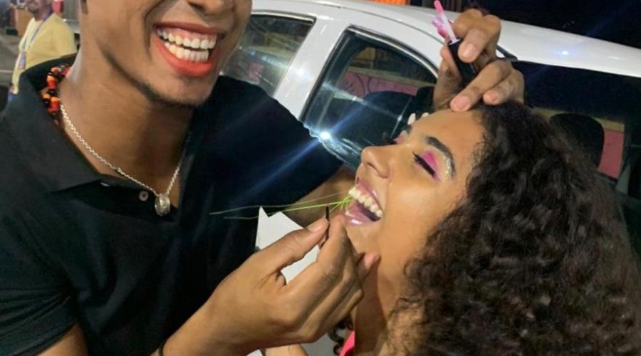 [Cabeleireiro, maquiador e design de sobrancelhas oferece serviços na rua e vira sucesso entre foliões]