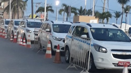 [Ponto de táxi com tabela informativa de preço agrada foliões em Ondina]