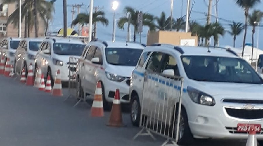 [Ponto de táxi com tabela informativa de preço agrada foliões em Ondina]