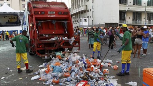 [Carnaval de Salvador já acumula 430 toneladas de de lixo]