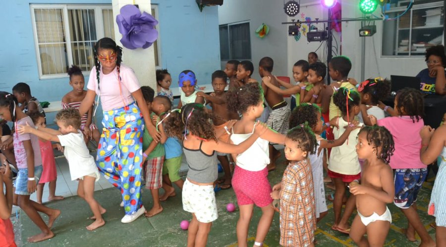 [Cerca de 100 crianças se divertem com bailinho em centro de acolhimento]