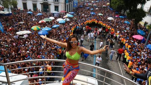 [Anitta agita bloco da ressaca de Carnaval; descubra quem é]