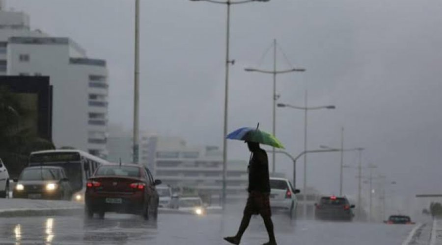 [Céu nublado e chuvas fracas devem continuar amanhã em Salvador, diz previsão]