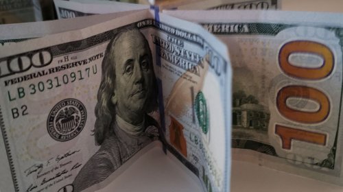 [Dólar opera em alta e é negociado acima de R$ 5 em casas de câmbio]