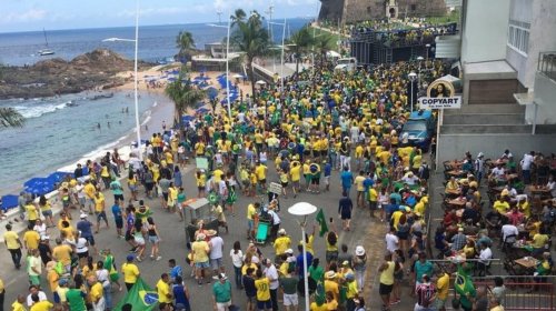 [Manifestantes ignoram coronavírus e fazem atos pró-governo no Farol da Barra]