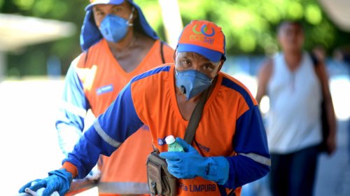 [Trabalhadores de limpeza urbana intensificam limpeza nas estações de transbordo de Salvador]