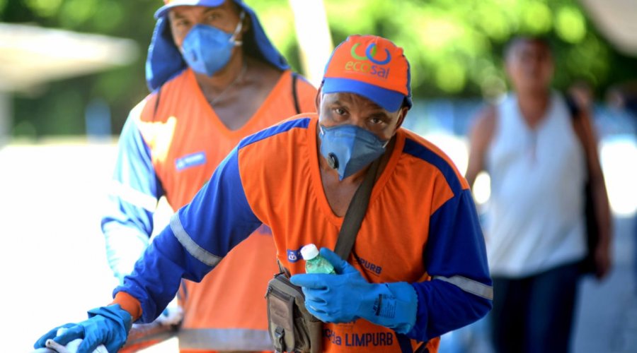 [Trabalhadores de limpeza urbana intensificam limpeza nas estações de transbordo de Salvador]