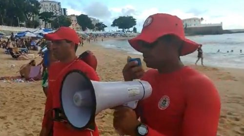 [Governador desloca Corpo de Bombeiros para coibir população nas praias de Salvador]