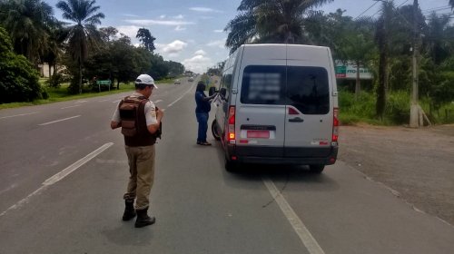 [Primeiro dia de operação conjunta aborda mais de 400 veículos e autua motoristas por infrações]