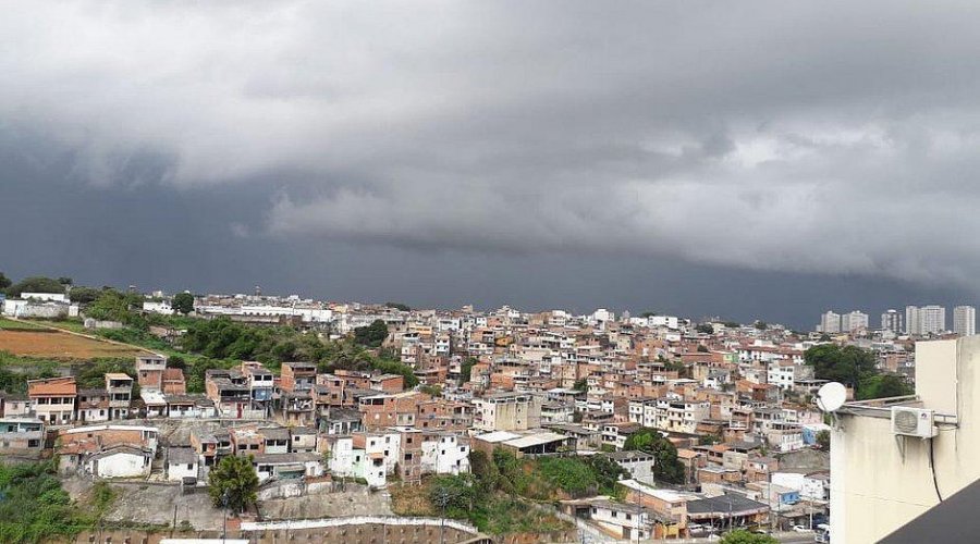 [Previsão é de dia nublado e chuvas nesta terça-feira]