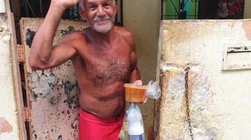 [Voluntários começam a distribuir materiais de limpeza e sopão em Pernambués]