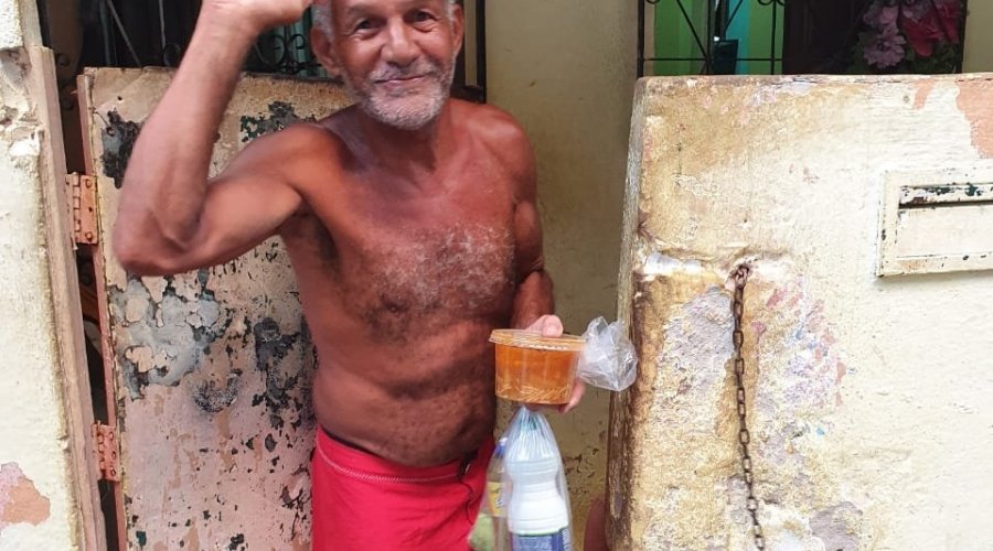 [Voluntários começam a distribuir materiais de limpeza e sopão em Pernambués]