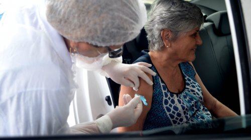 [Vacinação contra gripe ocorrerá em 38 postos e no drive-thru nesta segunda (30)]