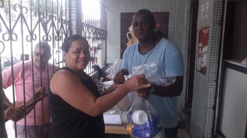 [Grupo Movimento Solidário: Cestas básicas foram distribuídas para pessoas carentes de Pernambu...]