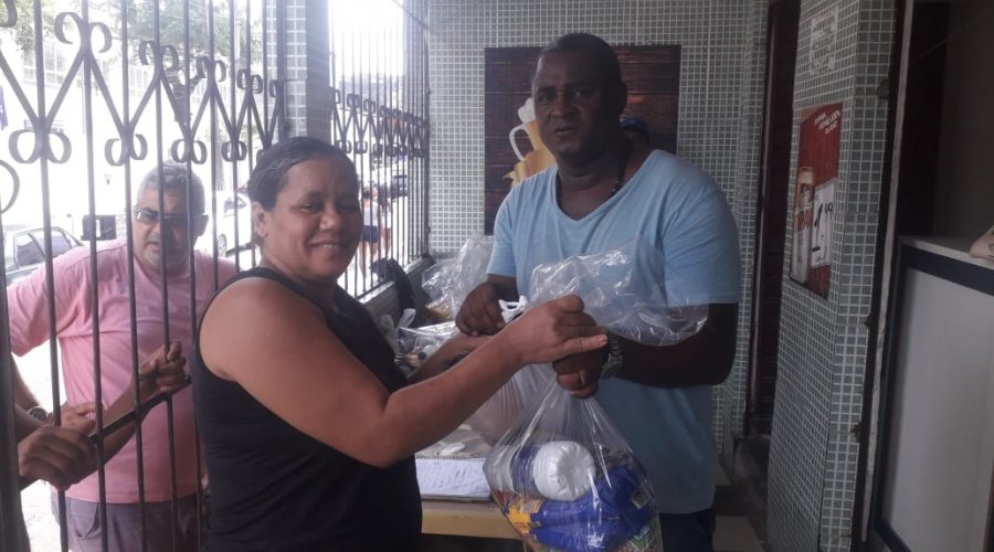 [Grupo Movimento Solidário: Cestas básicas foram distribuídas para pessoas carentes de Pernambués]