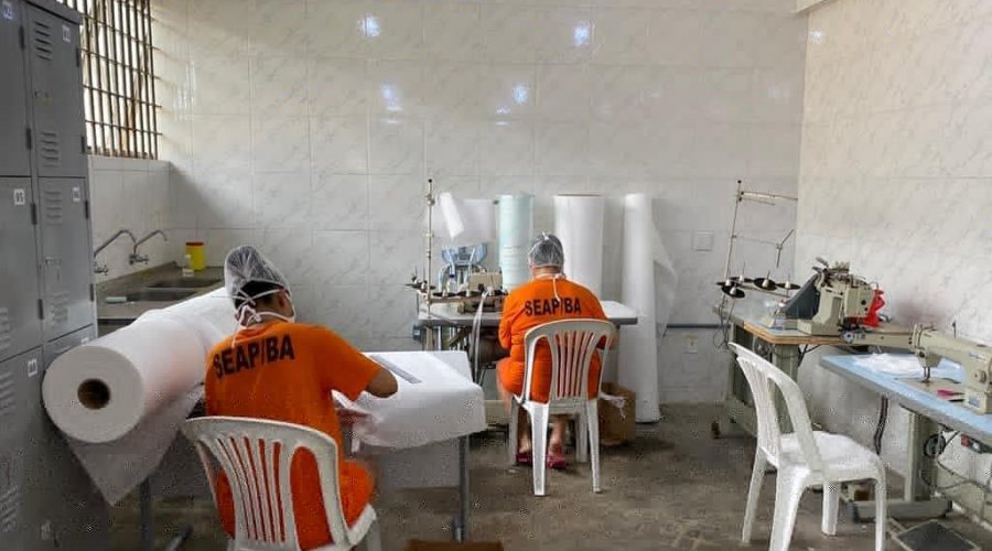 [Detentos de conjuntos prisionais baianos já produziram 8,3 mil máscaras para profissionais de saúde]