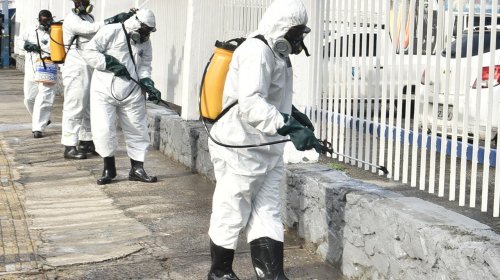[Trabalhadores de limpeza urbana reforçam limpeza em diversos pontos da cidade nesta quinta-fei...]