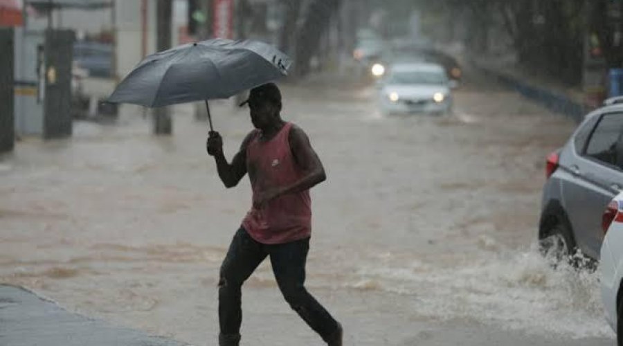 [Salvador amanhece com fortes chuvas nesta segunda-feira (06)]